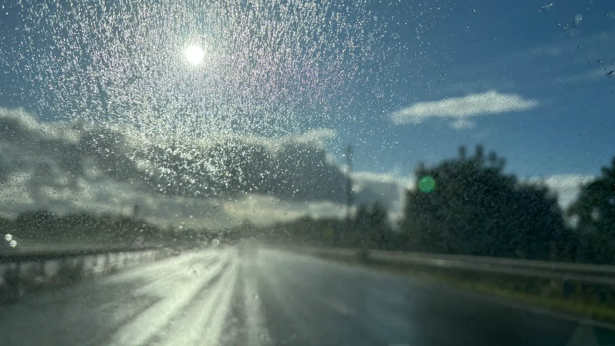 Schlechte Sicht und Gefahr vor Aquaplaning